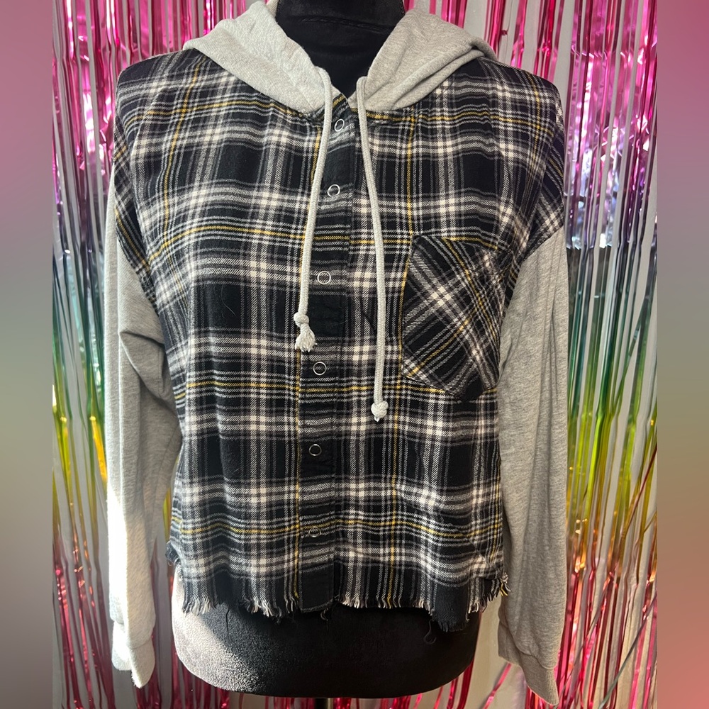 🌻Forever 21, Cropped, fringy bottom, so cute! Size Medium.🌻
